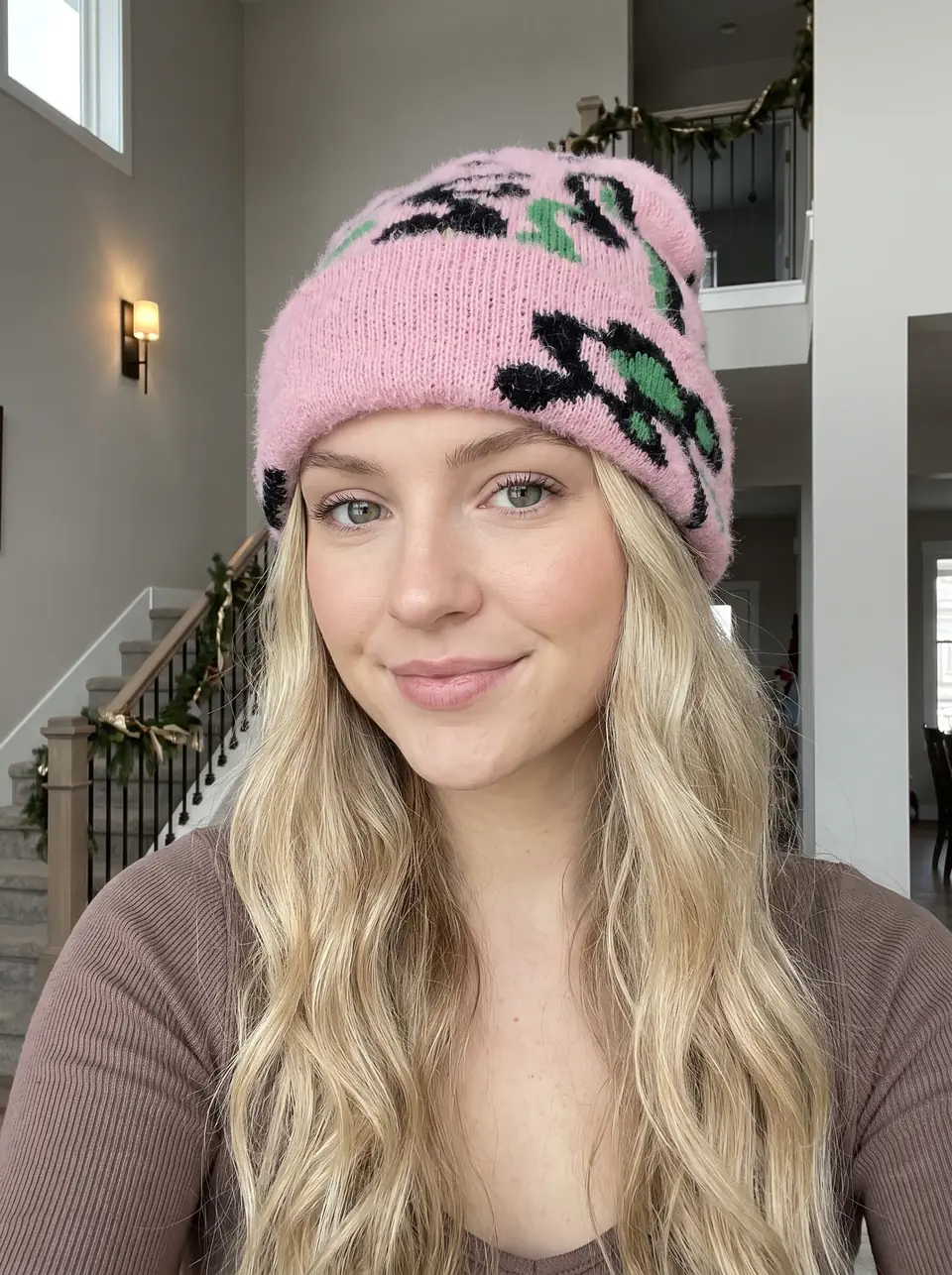 Influenciadora UGC loira usando gorro rosa