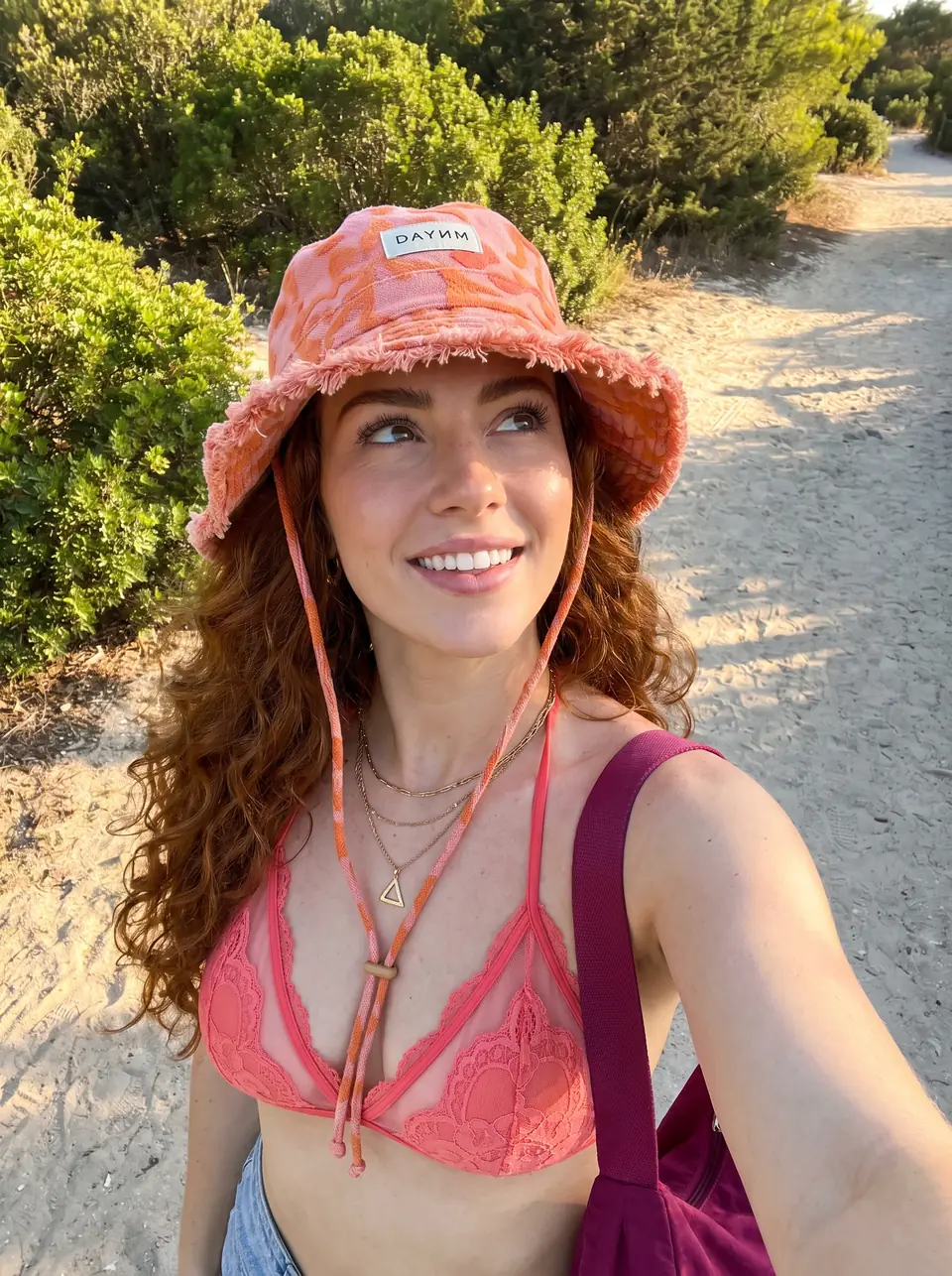 Influenciadora UGC ruiva em selfie ao ar livre