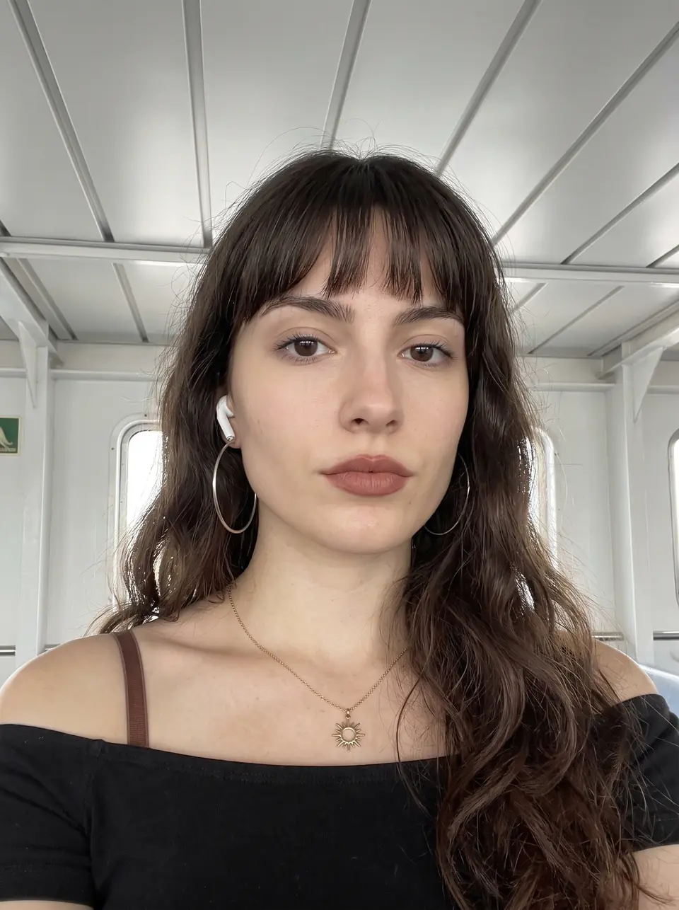 Influenciadora UGC morena fazendo uma selfie